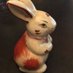 Staffordshire mini bunny in sought-after color rust hand, painted reproduction‎